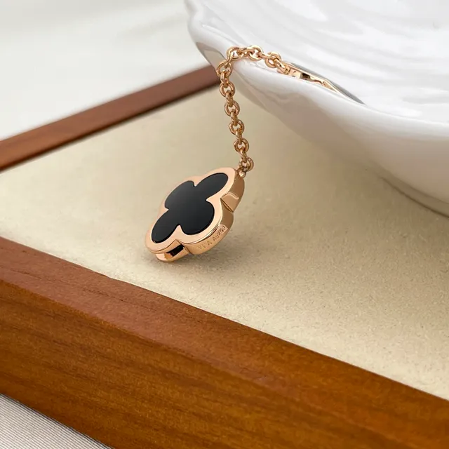 Gold Black Four-Leaf Clover Charms Enamel Inlay Bracelet 2