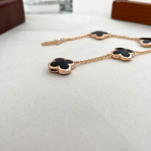 Gold Black Four-Leaf Clover Charms Enamel Inlay Bracelet 4