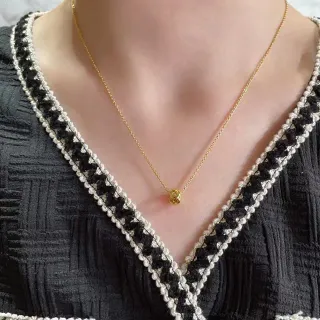Chaîne en or avec nœud géométrique et pendentif collier
