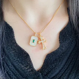 Collier à deux pendentifs doré et vert