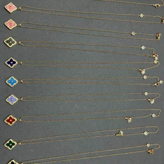 Colar de Corrente de Elos Finos com Pêndulos em Forma de Trevo de Esmalte Multicolor Dourado