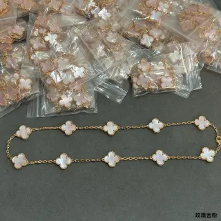 Colar com corrente de ouro rosa e pêndulos em forma de trébol de madreperla