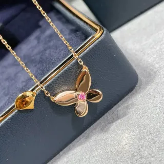 Colar com pingante de flor de quatro pétalas rosa e dourado