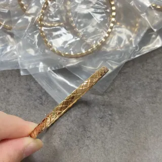 Bangle de oro con patrón de diamante acolchado