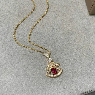 Collier pendentif en or rouge en forme d'éventail avec gemme de coupe poire
