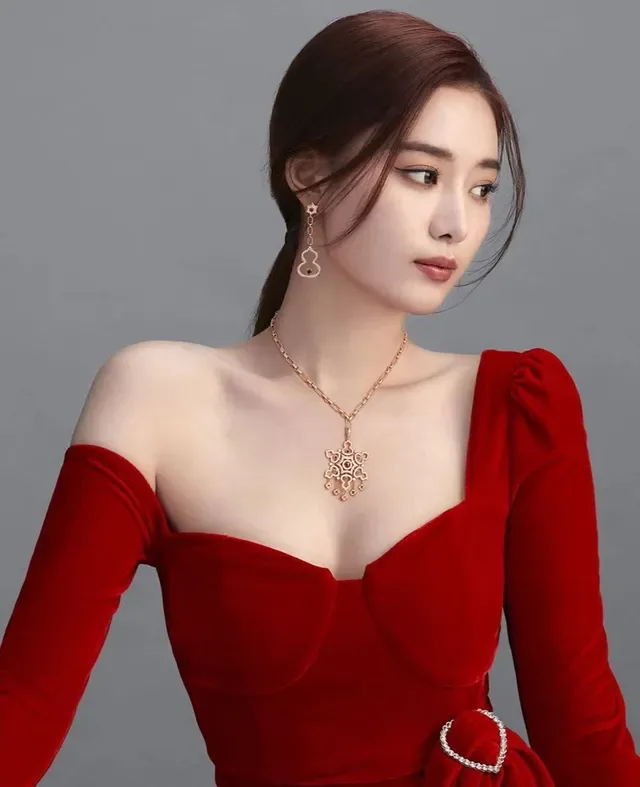 Gold Red Filigree-Inspired Openwork Pendant Necklace 2