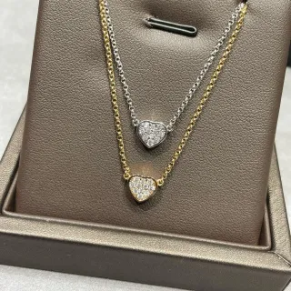 Colar duplo em camadas com forma de coração em ouro e prata