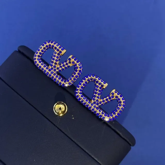 Brincos de tom dourado e azul real com cristais pavé geométricos 2