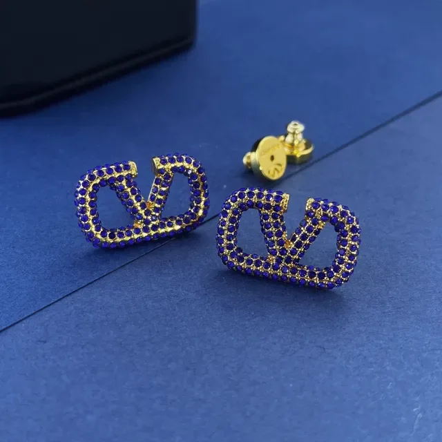 Brincos de tom dourado e azul real com cristais pavé geométricos 3