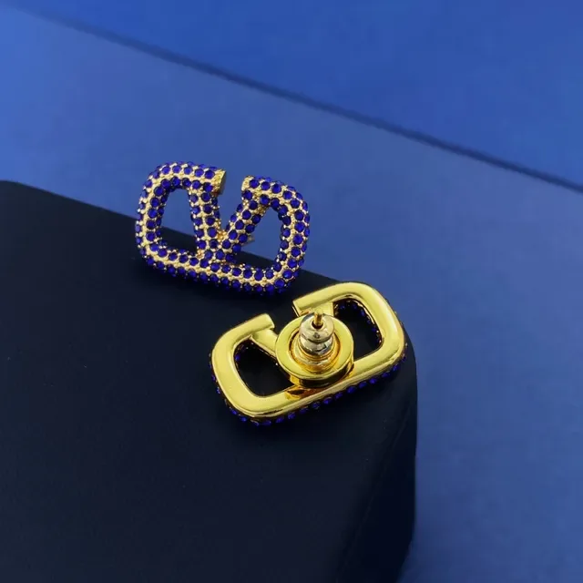 Brincos de tom dourado e azul real com cristais pavé geométricos 4