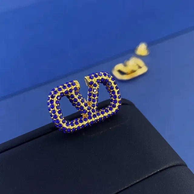 Brincos de tom dourado e azul real com cristais pavé geométricos 6