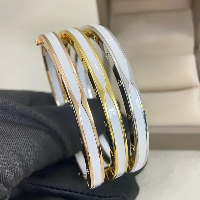سوار بلون ذهبي ومينا أبيض مع مفصل 2