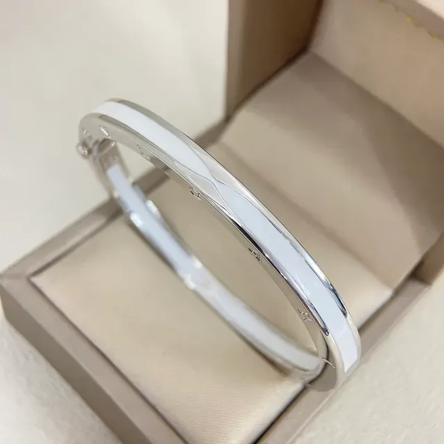 سوار بلون ذهبي ومينا أبيض مع مفصل 5