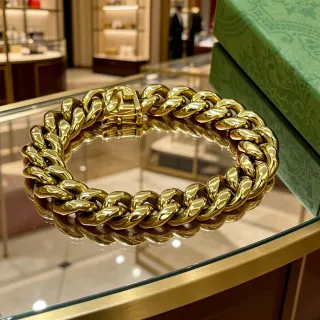 Pulsera chunky curb-link de tono dorado alto pulido