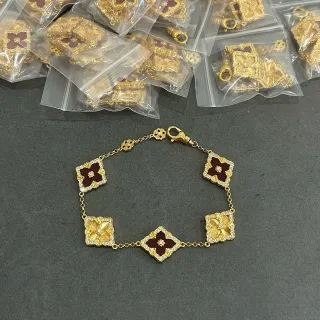 Pulsera con Encanto de Tono Dorado con Esmalte Floral Quatrofoil