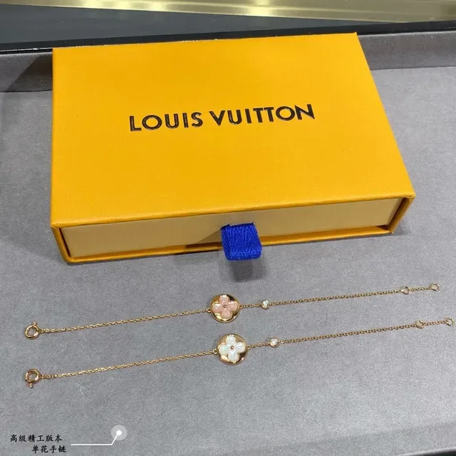 Bracelets chaîne dorés avec incrustation floral de mère-de-perle quatrefeuille 4
