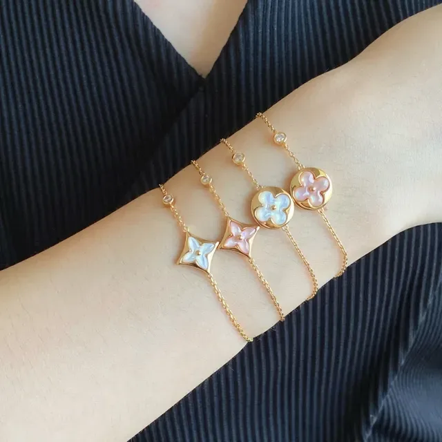 Bracelets chaîne dorés avec incrustation floral de mère-de-perle quatrefeuille 9