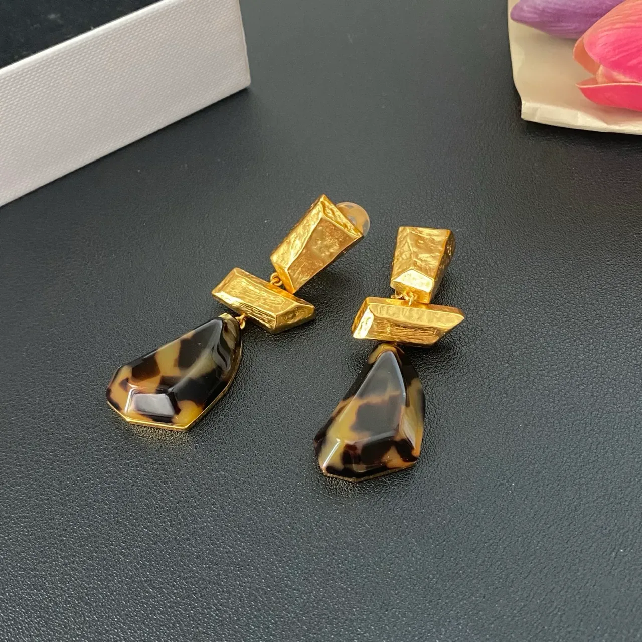Gold-Tone Geometric Tortoiseshell Resin Drop Earrings 5