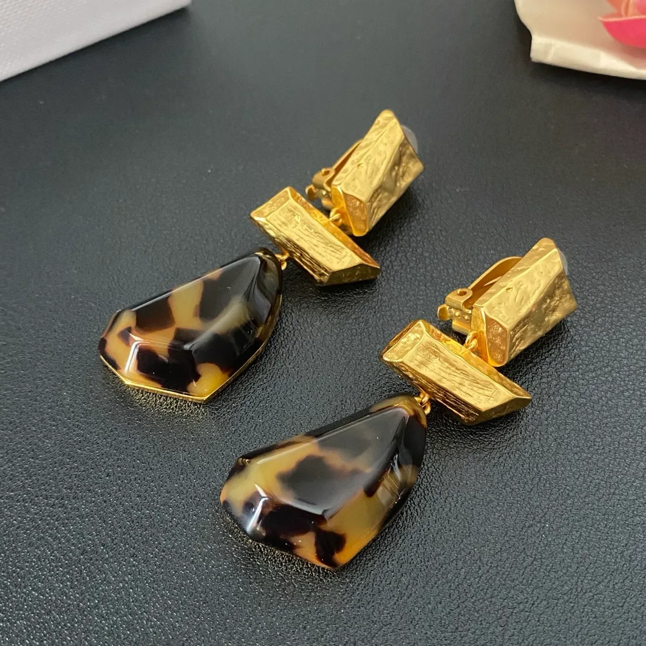 Gold-Tone Geometric Tortoiseshell Resin Drop Earrings 7