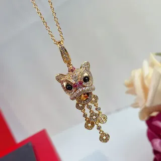 Colgante de máscara de danza del león en tono dorado con cristales pavé