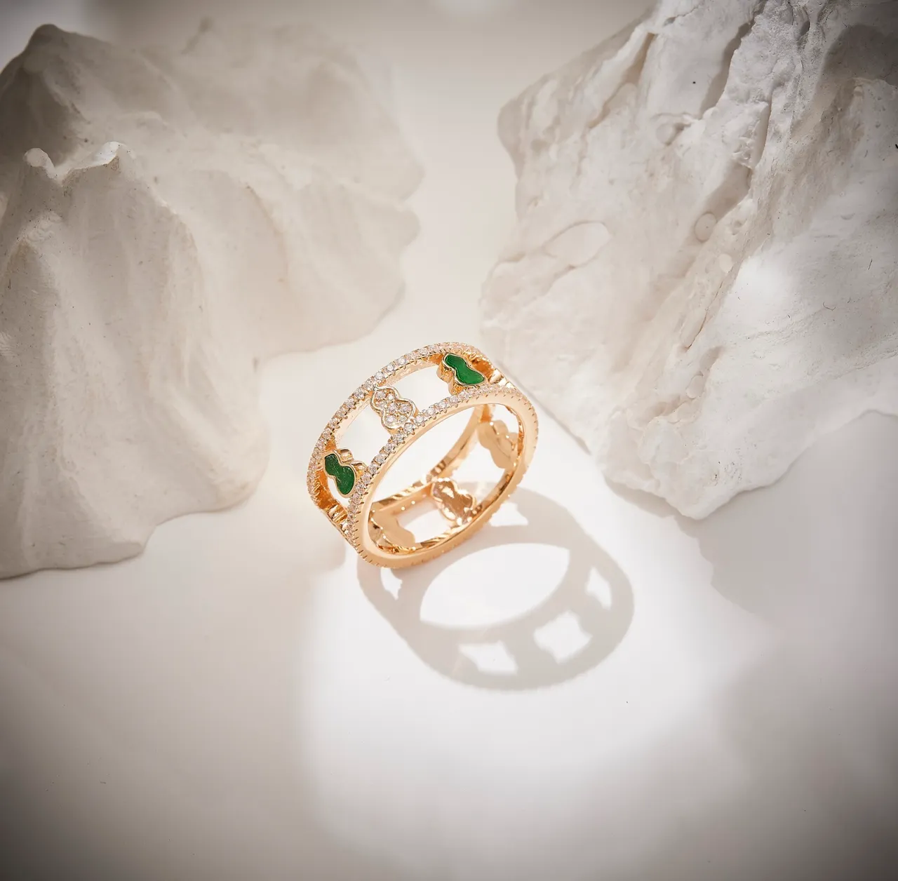 Anneaux motif Clover en or jaune Pavé diamant émail 7