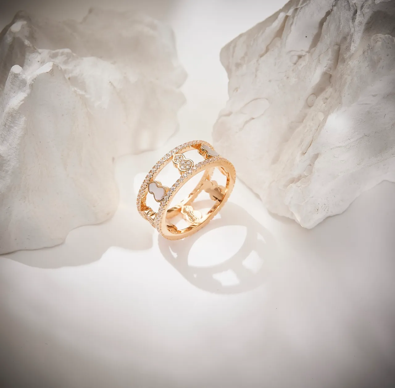 Anneaux motif Clover en or jaune Pavé diamant émail 8