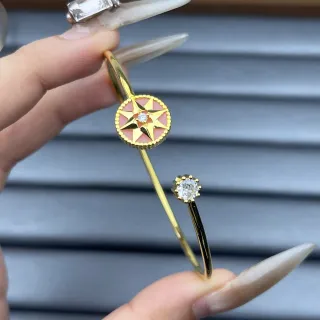 Pulsera Abierta con Motivo de Brújula de Esmalte Rosa en Tono Dorado