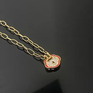 Collar con colgante de candado de esmalte rojo con cristales pavé en tono dorado