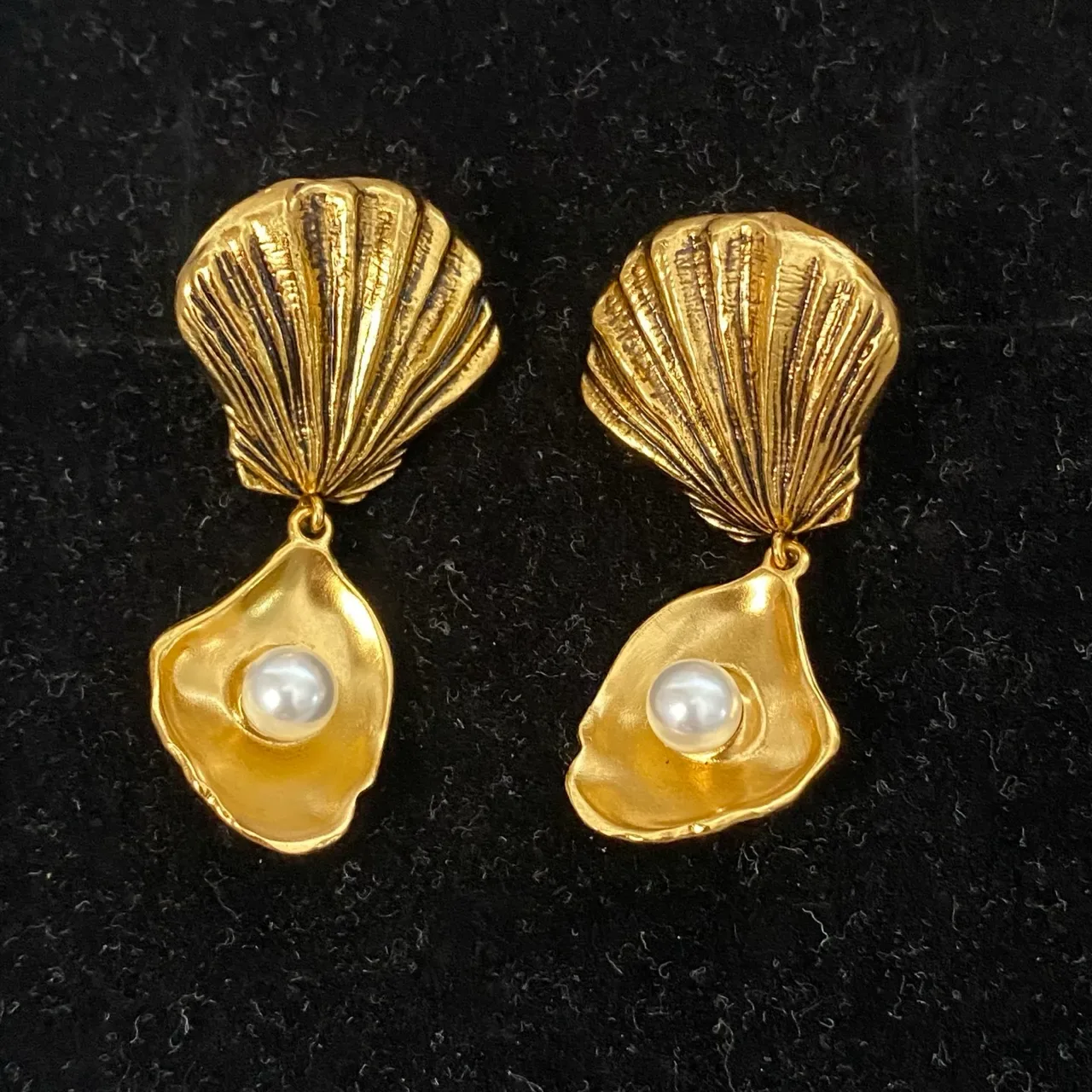 Gold-Tone Shell and Pearl Dangling Earrings 7
