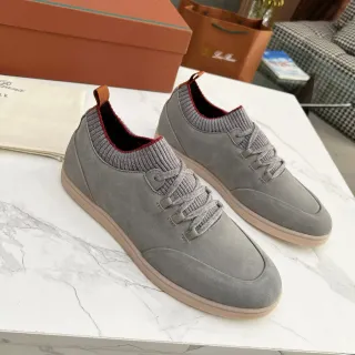 Zapatillas lifestyle con upper de ante gris y rojo, cuello de calcetín de punto