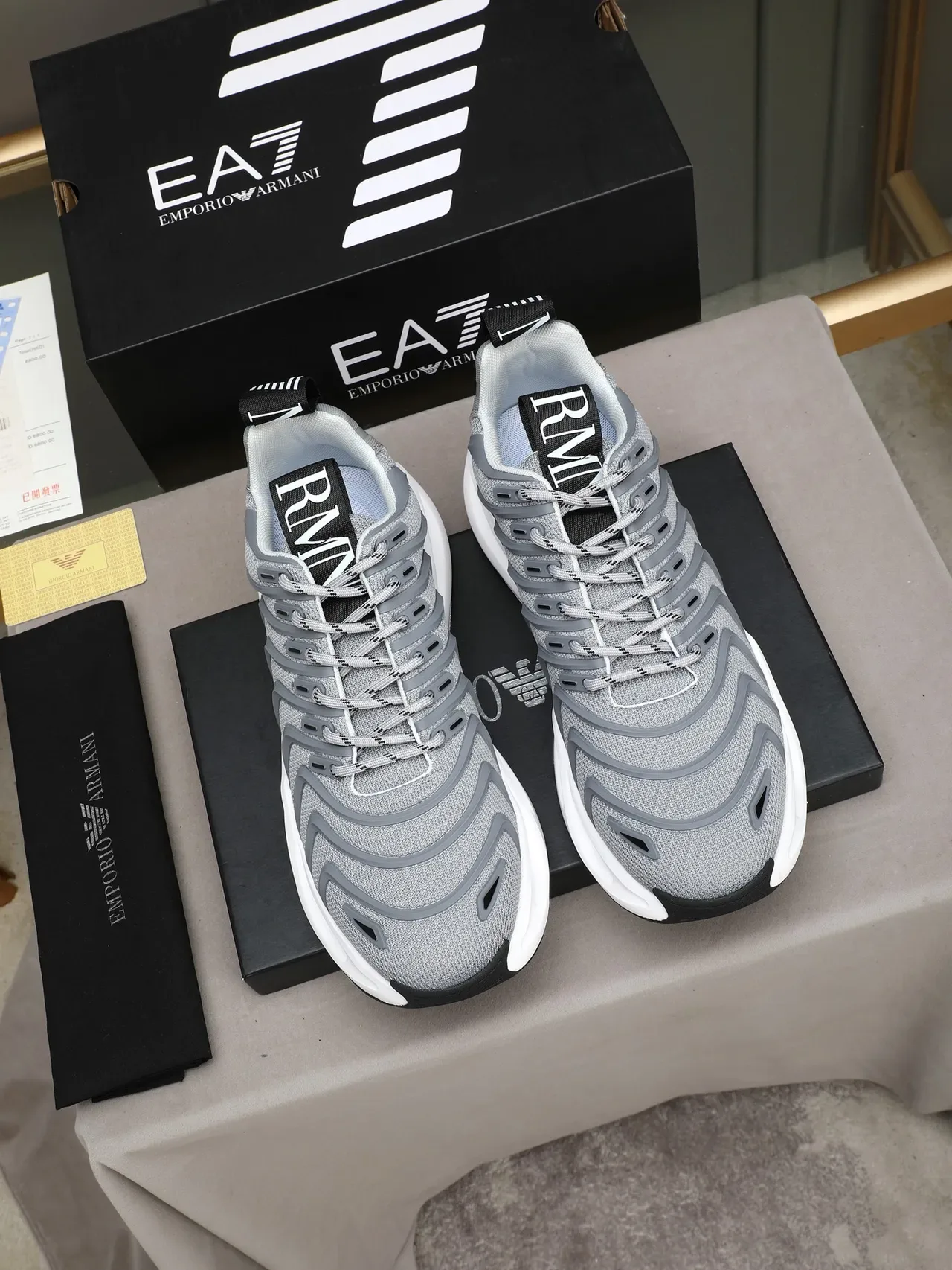 Gray White Wave-Patterned Synthetic Overlays Breathable Mesh Upper Sneakers 2