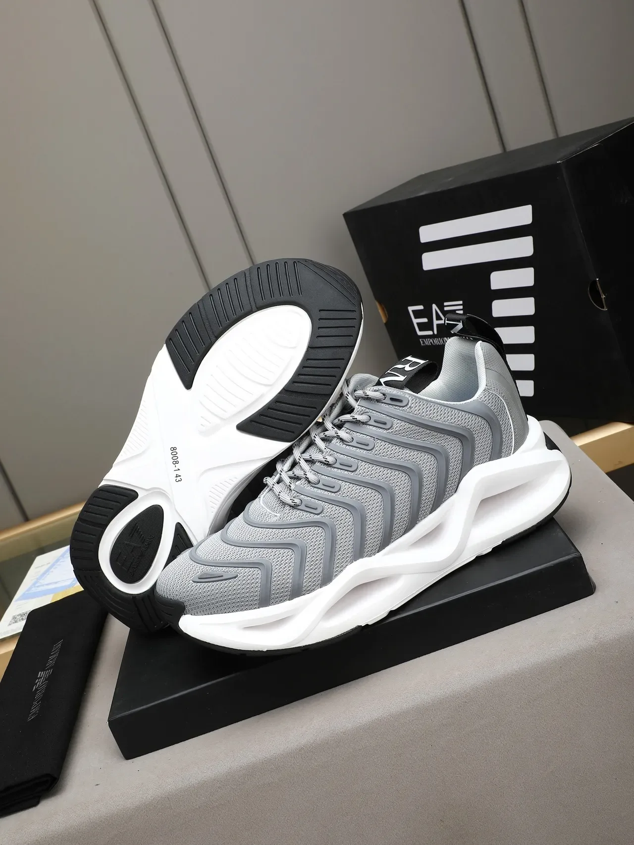 Gray White Wave-Patterned Synthetic Overlays Breathable Mesh Upper Sneakers 4
