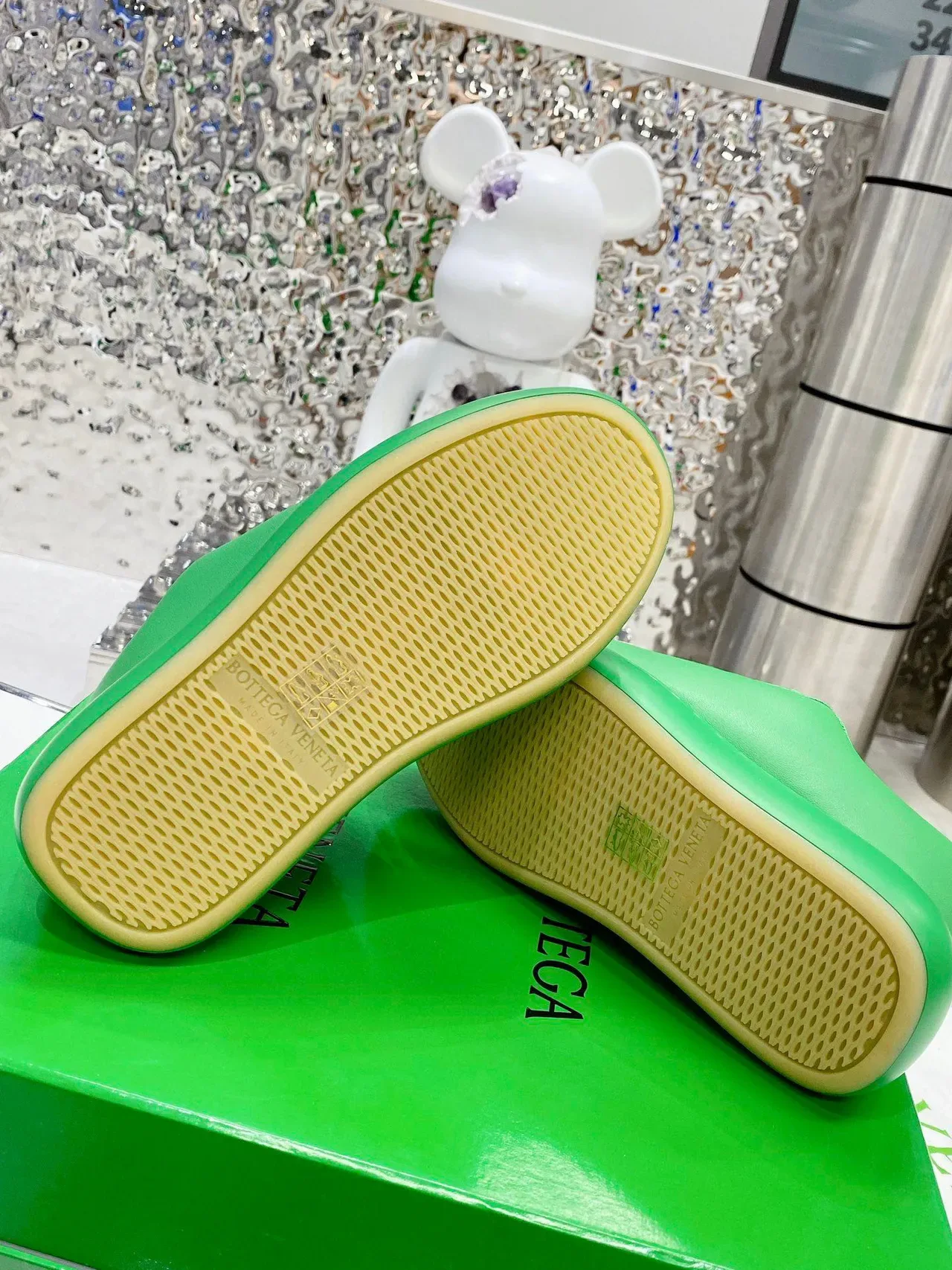 Green Monochromatic Smooth Leather-Like Upper Sneakers 2
