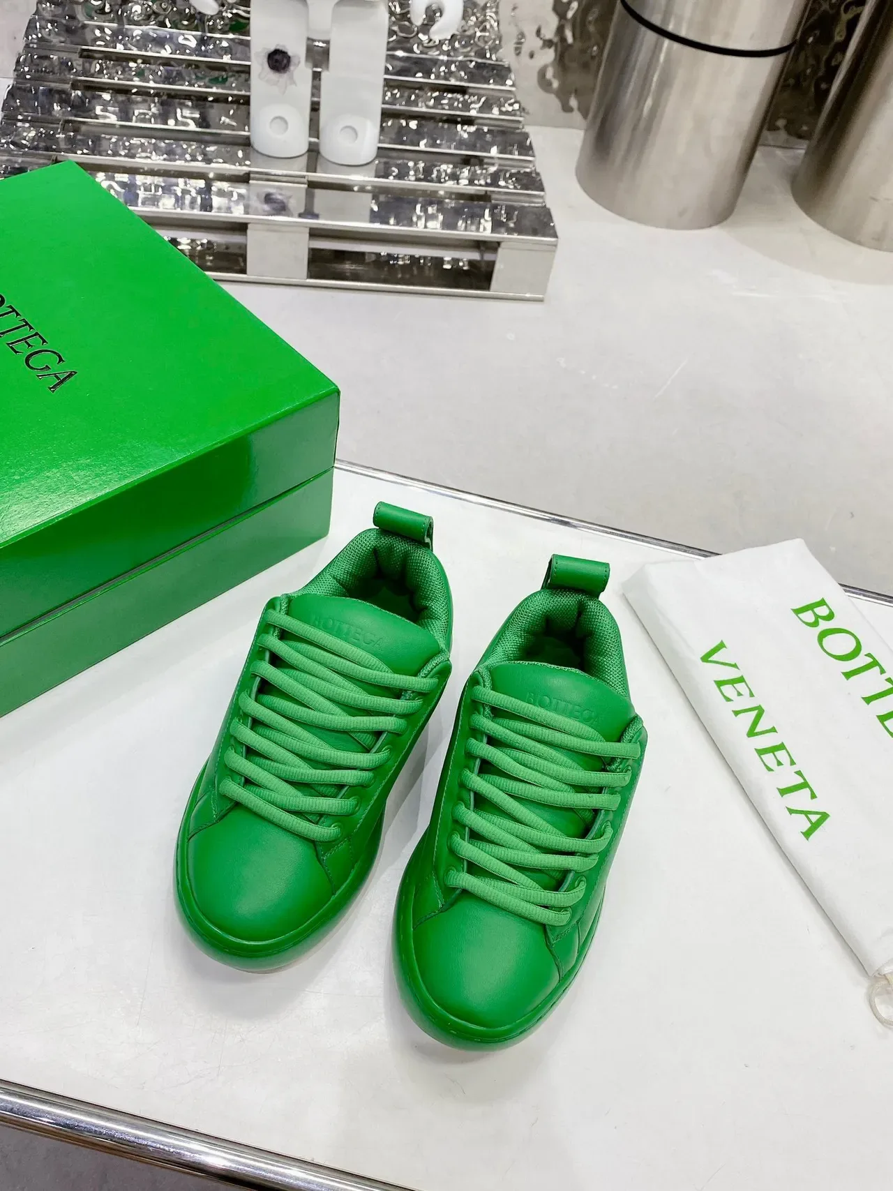 Green Monochromatic Smooth Leather-Like Upper Sneakers 3