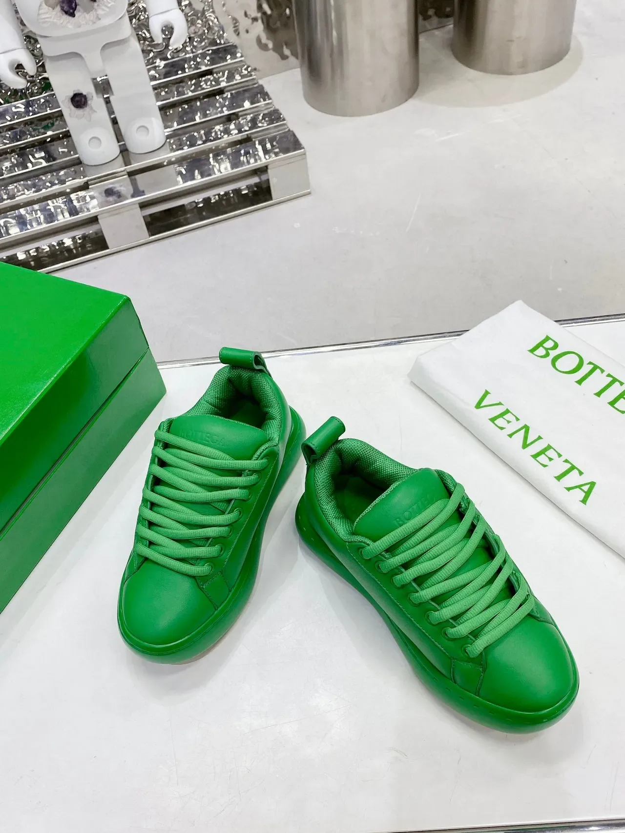 Green Monochromatic Smooth Leather-Like Upper Sneakers 9