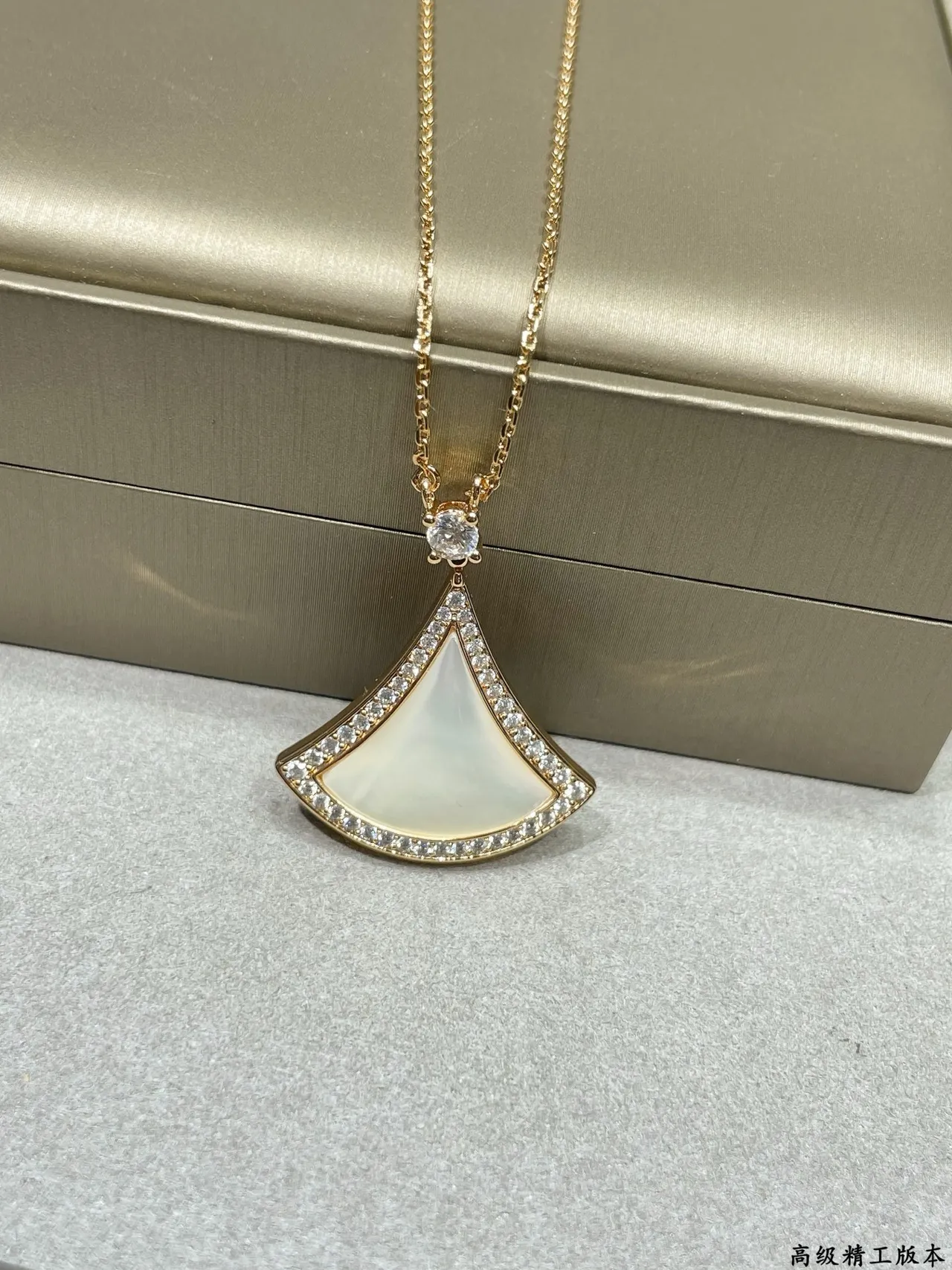 Green White Fan-Shaped Pendant Pavé-Set Border Necklace 6