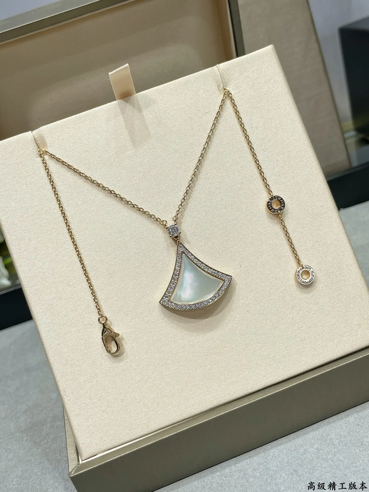 Green White Fan-Shaped Pendant Pavé-Set Border Necklace 8