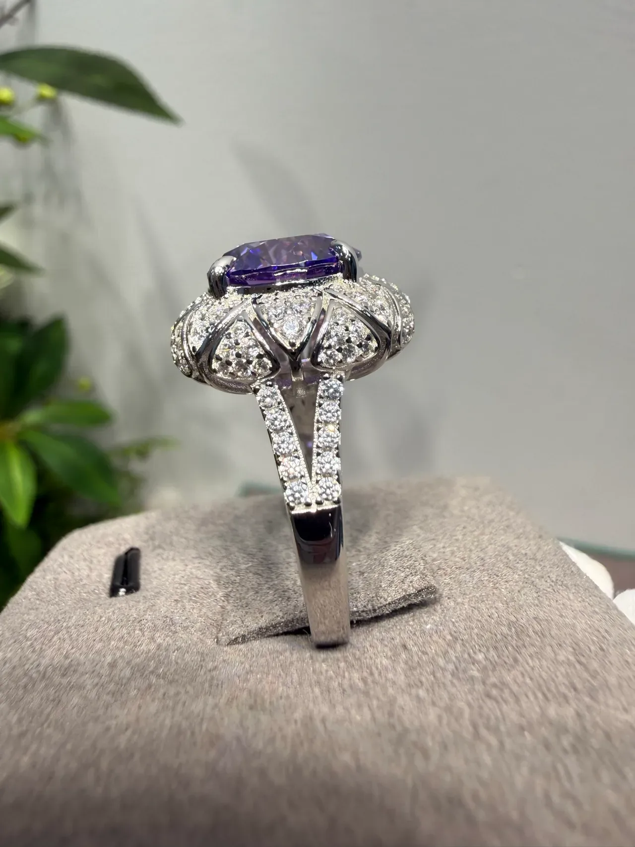 Halo-Set Floral Bezels Purple-Blue Iridescent Center Stone Ring 7