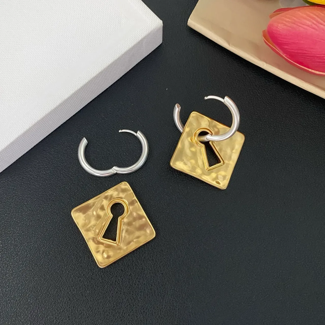 Hammered Gold Keyhole Square Earrings 3