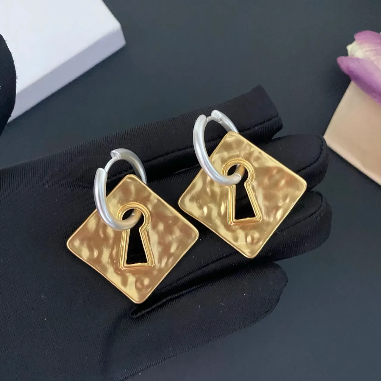 Hammered Gold Keyhole Square Earrings 5