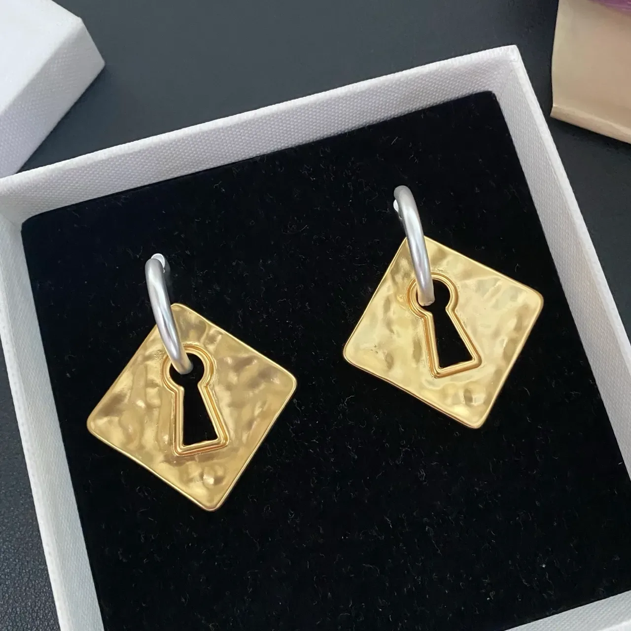 Hammered Gold Keyhole Square Earrings 6