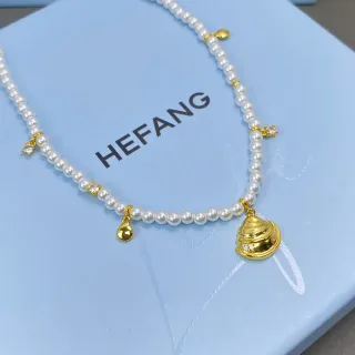 HEFANG قلادة اللؤلؤ الأبيض والذهبي مع التعاويذ