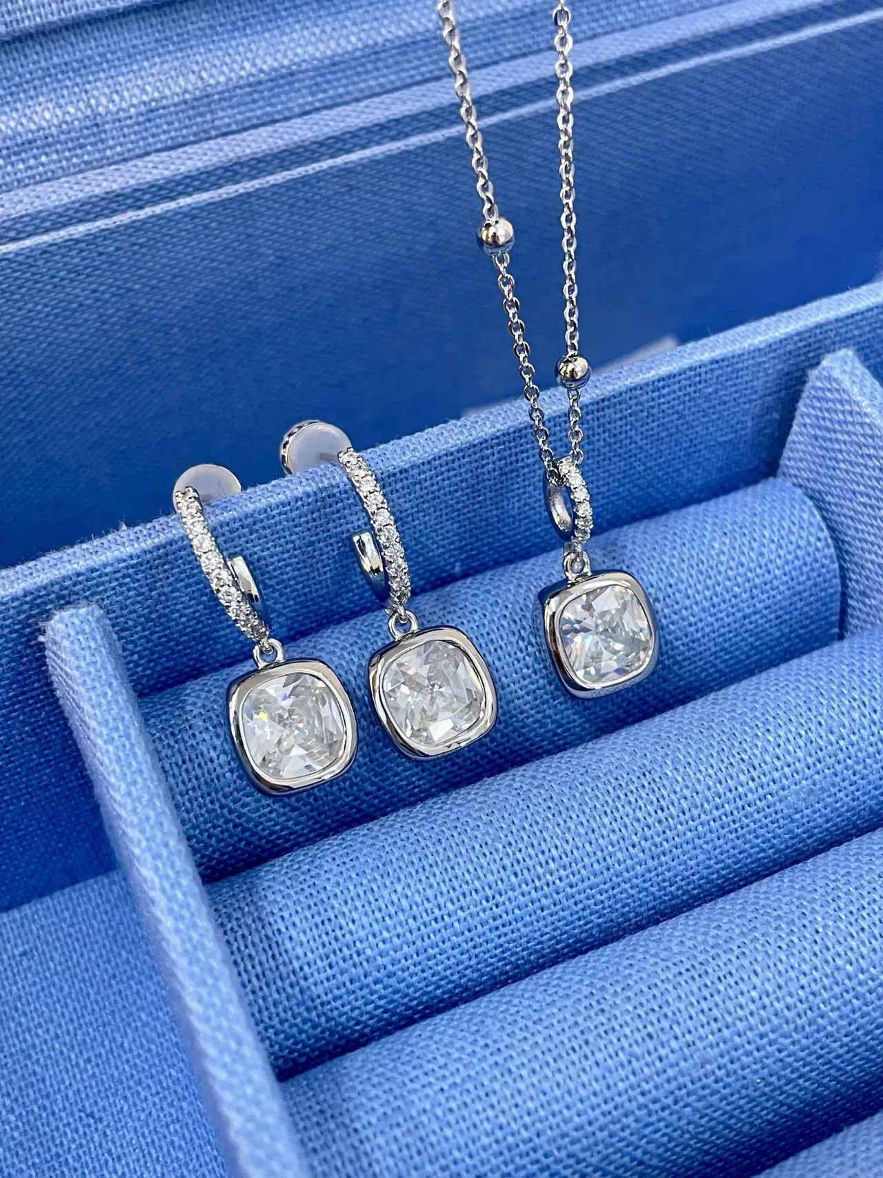 HERAND Cushion-Cut Bezel-Set Pendant Necklace 5