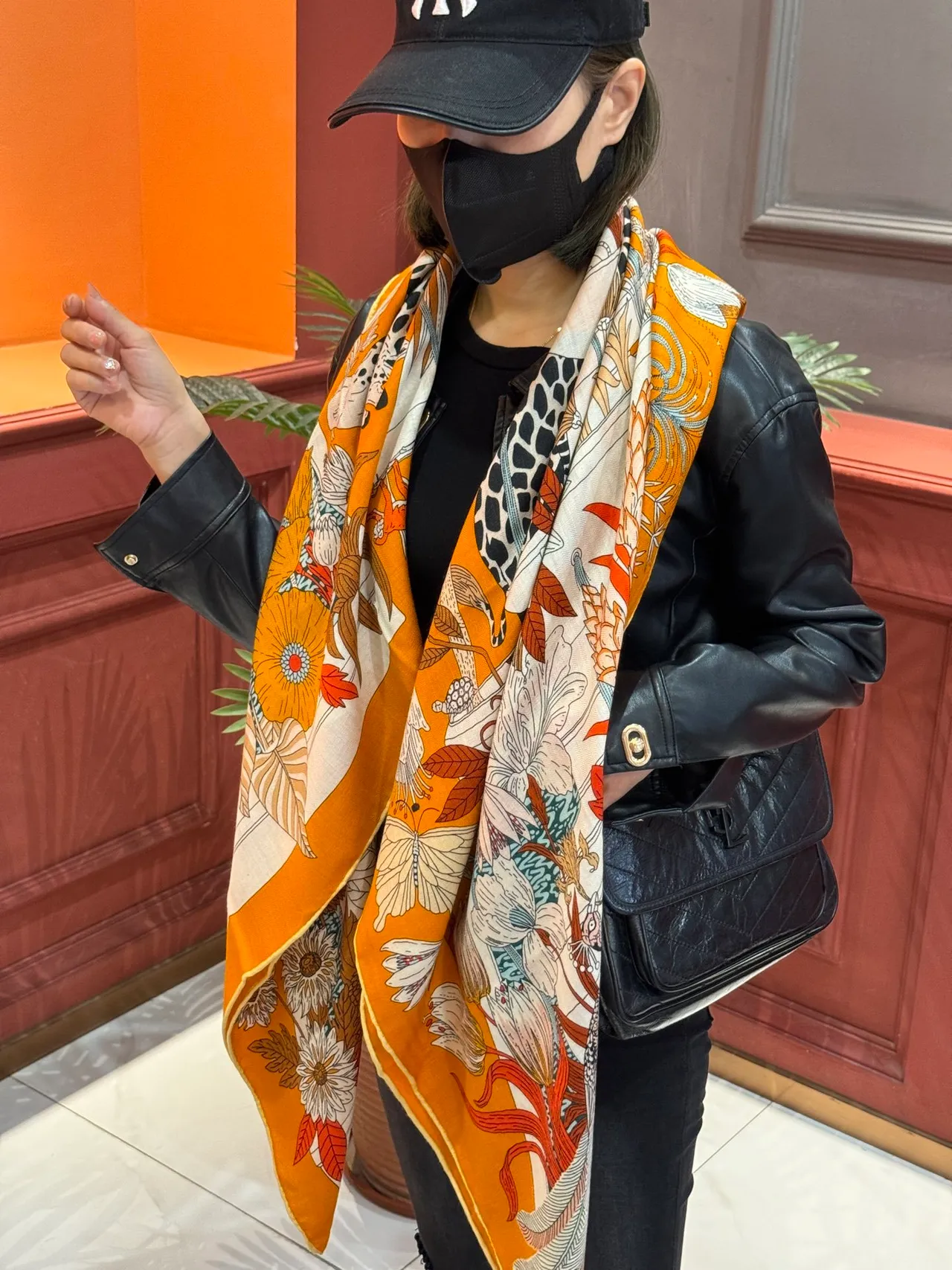 Écharpe en soie orange au motif botanique-zoológico illustré 3