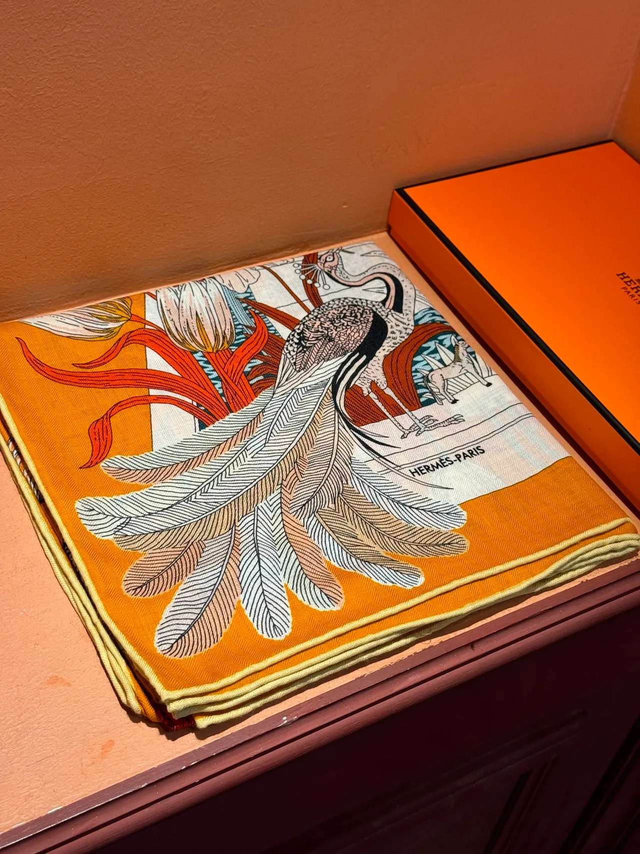 Écharpe en soie orange au motif botanique-zoológico illustré 6