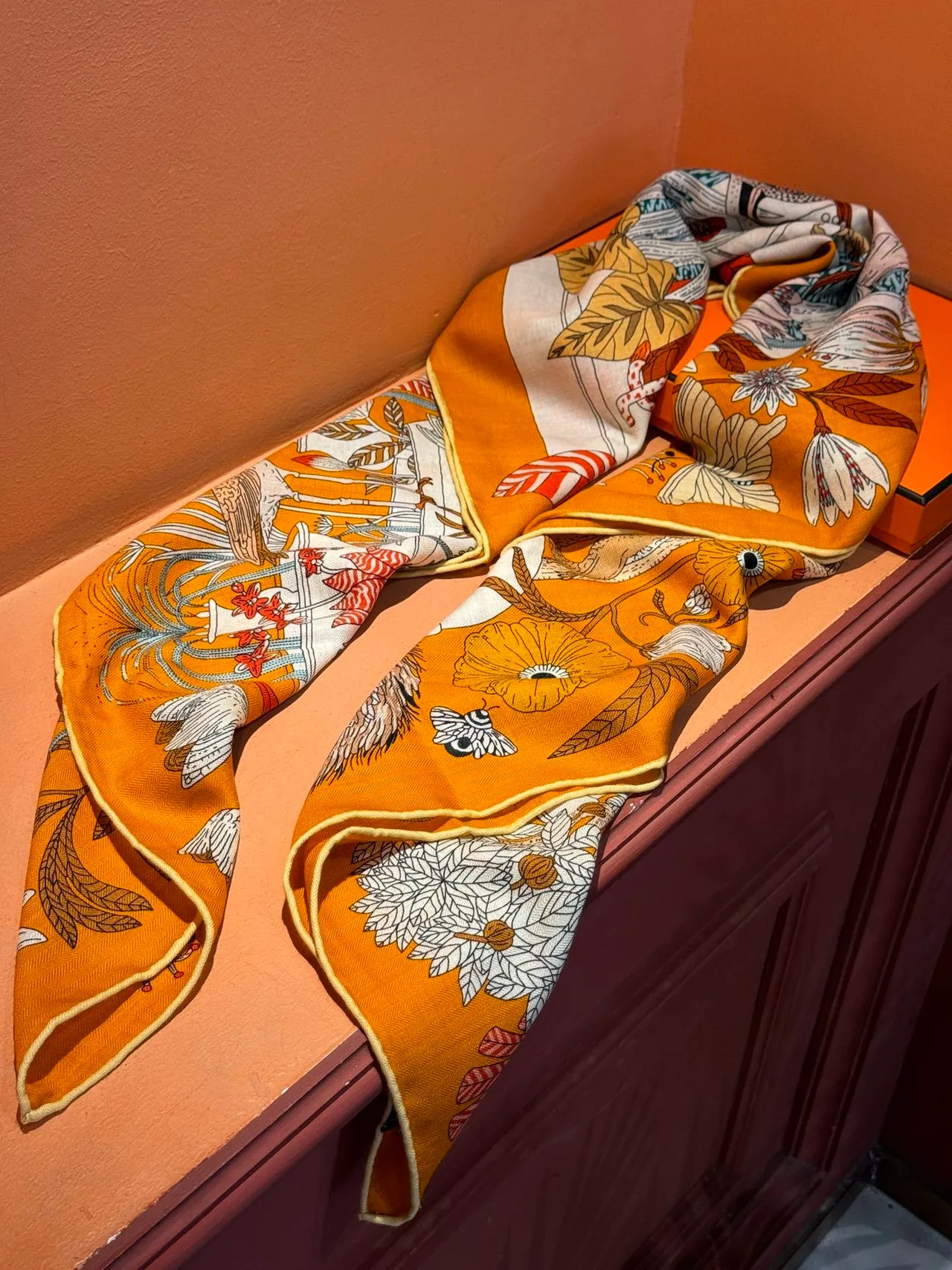 Écharpe en soie orange au motif botanique-zoológico illustré 7