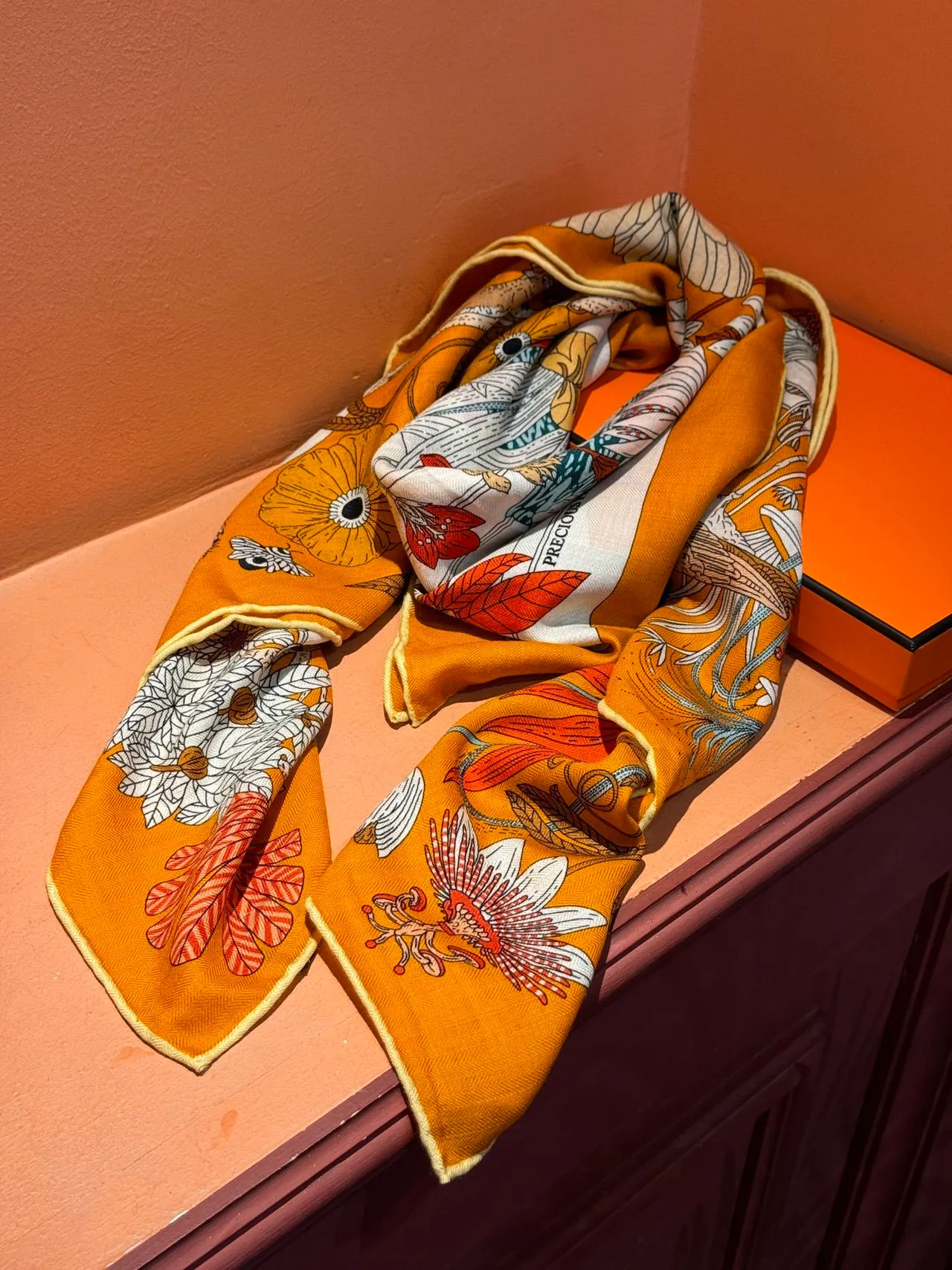 Écharpe en soie orange au motif botanique-zoológico illustré 8