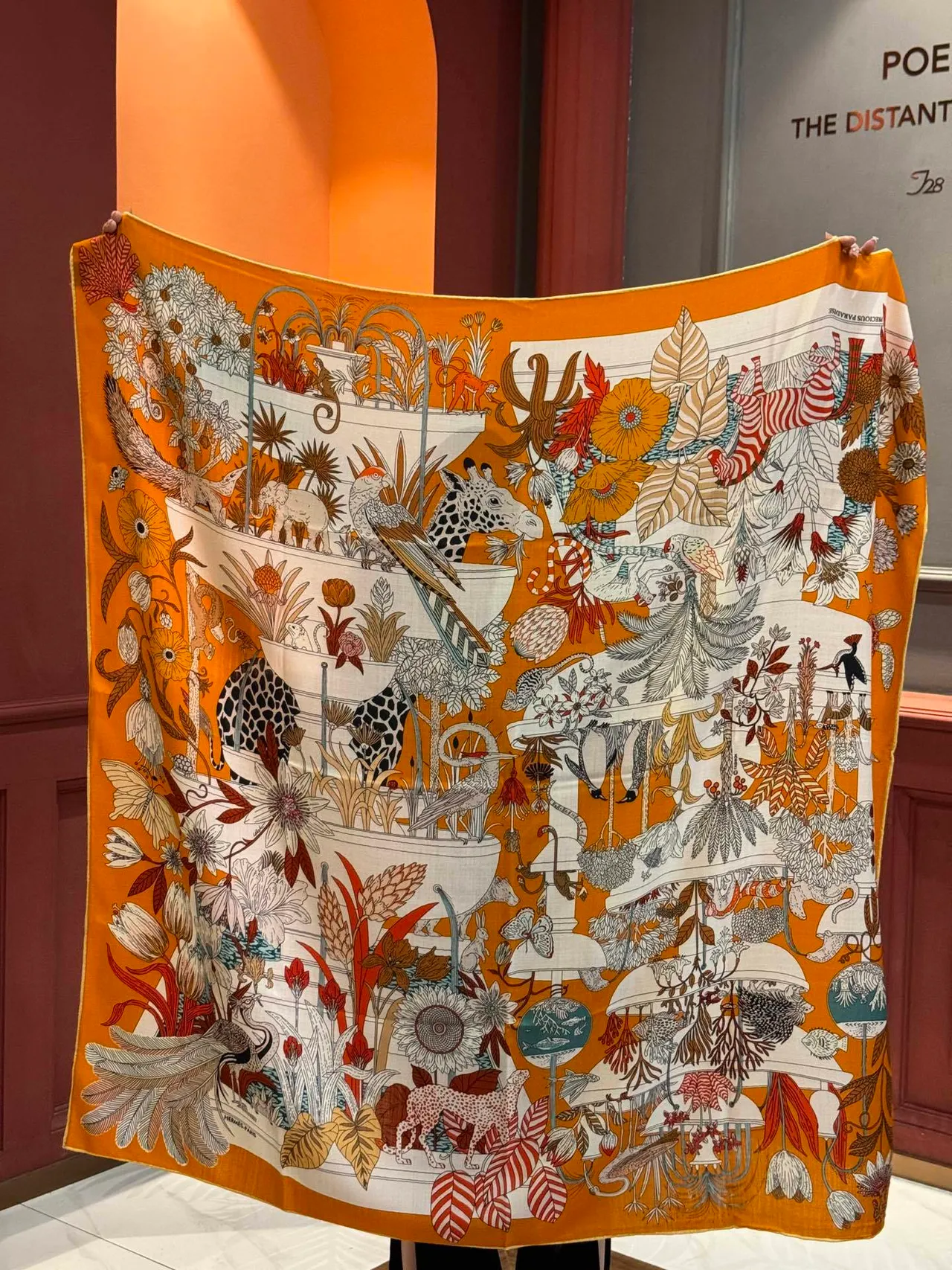 Écharpe en soie orange au motif botanique-zoológico illustré 9
