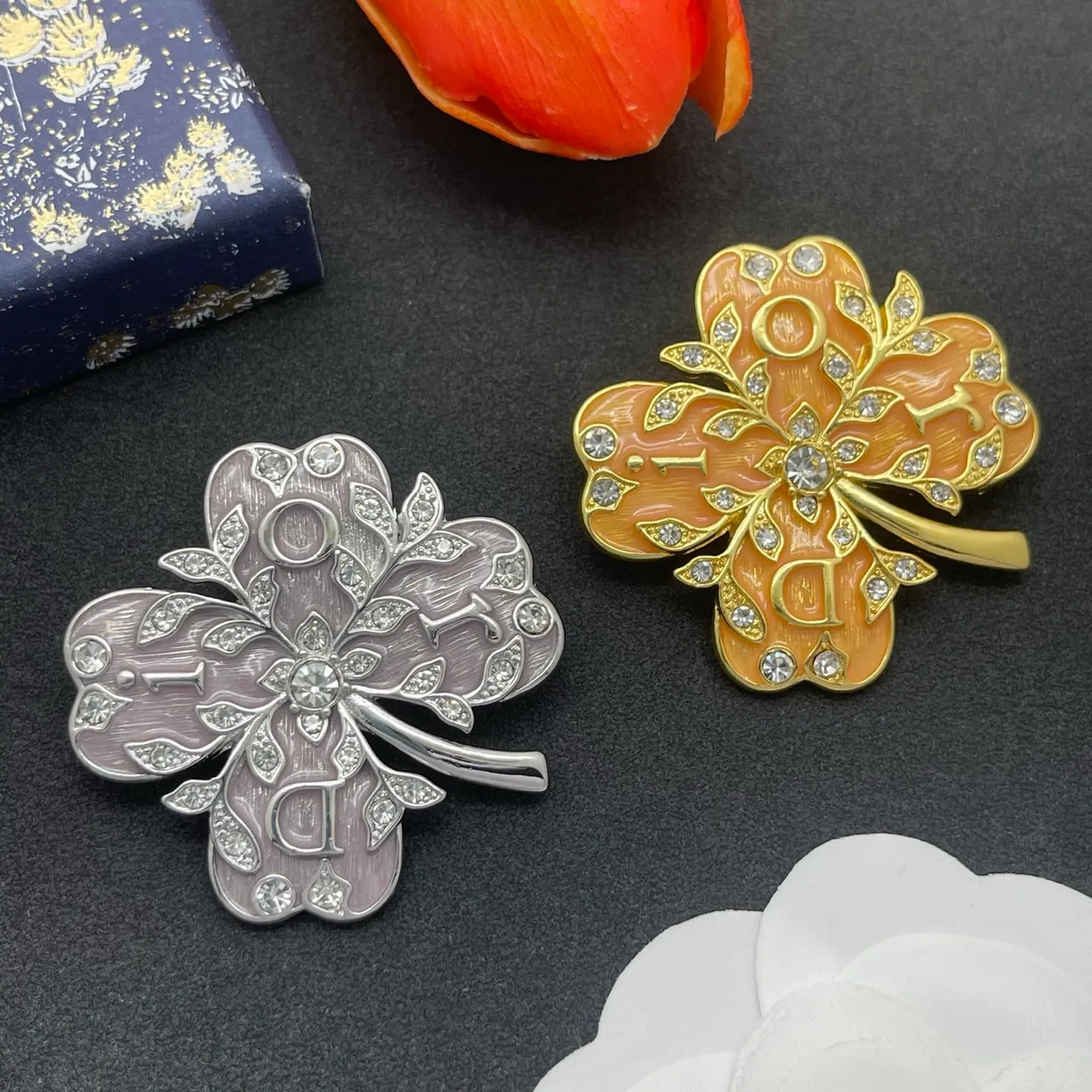 Broche florale en émail lavande gris avec rhinestone en forme de quatrefoil 2