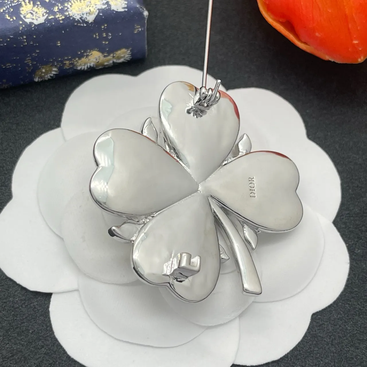 Broche florale en émail lavande gris avec rhinestone en forme de quatrefoil 3
